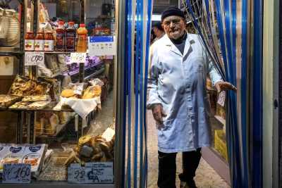 La storia dell'85enne Uccio: dal 1957 porta avanti uno dei pochi minimarket sopravvissuti a Bari